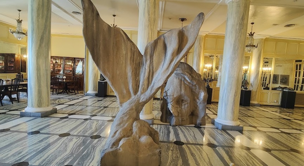 Napoli, arte in hotel: fino a settembre continua la mostra di Domenico Sepe  al Parker's