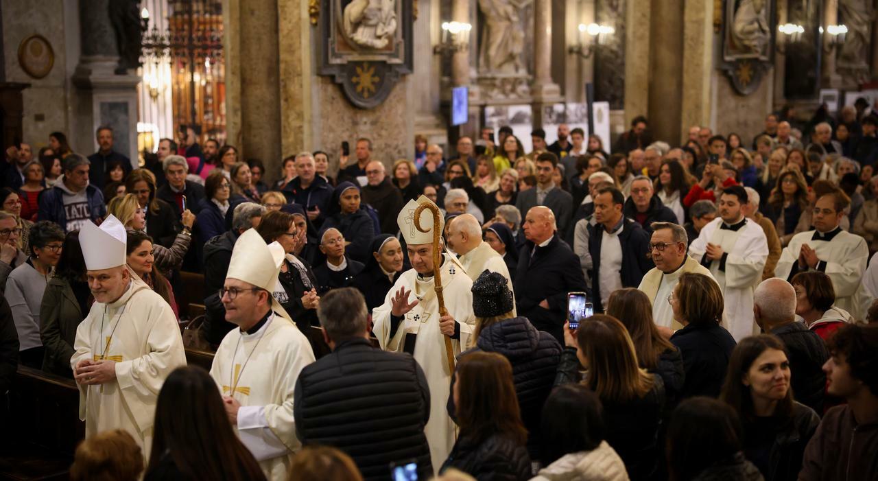 Giubileo a Napoli, santuari record di pellegrini: «Il turismo decolla» Giubileo a Napoli, santuari record di pellegrini: «Il turismo decolla»