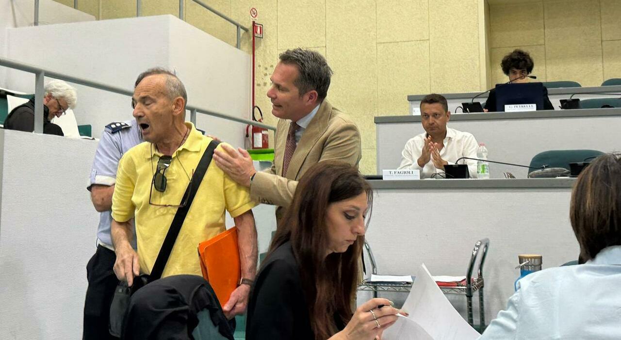 Antenne, che bagarre. I residenti in Consiglio comunale: «Fermatevi, si muore» Antenne, che bagarre. I residenti in Consiglio comunale: «Fermatevi, si muore»
