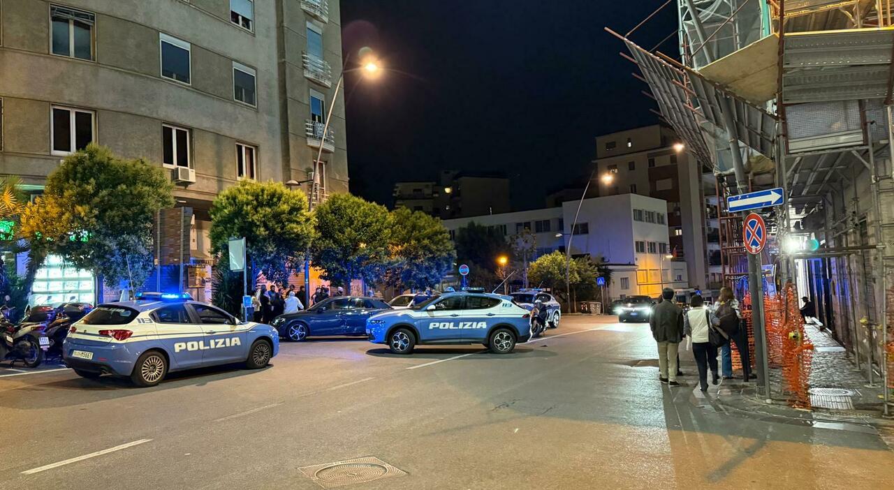 Napoli, maxi rissa in piazza Arenella: la polizia spara in aria Napoli, maxi rissa in piazza Arenella: la polizia spara in aria