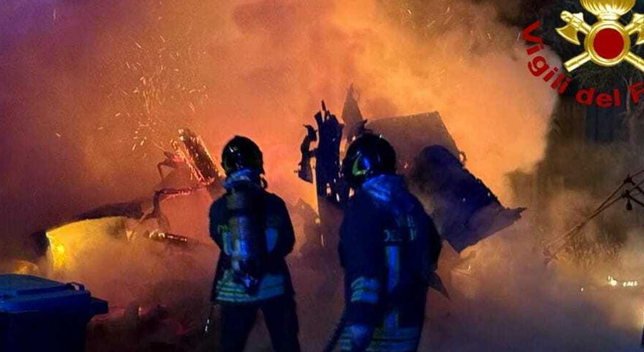 incendio nel salento notte di fuoco pizzeria sul lungomare distrutta dal rogo
