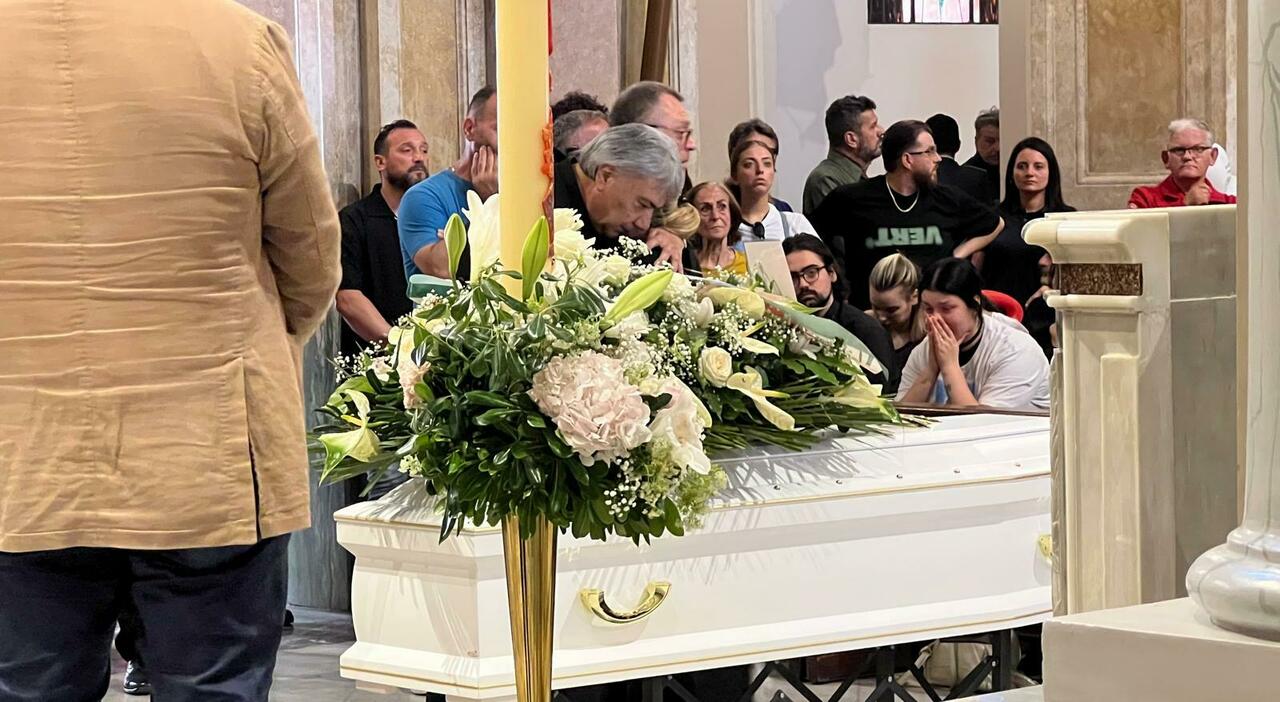 martina carbonaro ad afragola i funerali della 14enne applausi scroscianti all arrivo del feretro all urlo di giustizia la diretta video