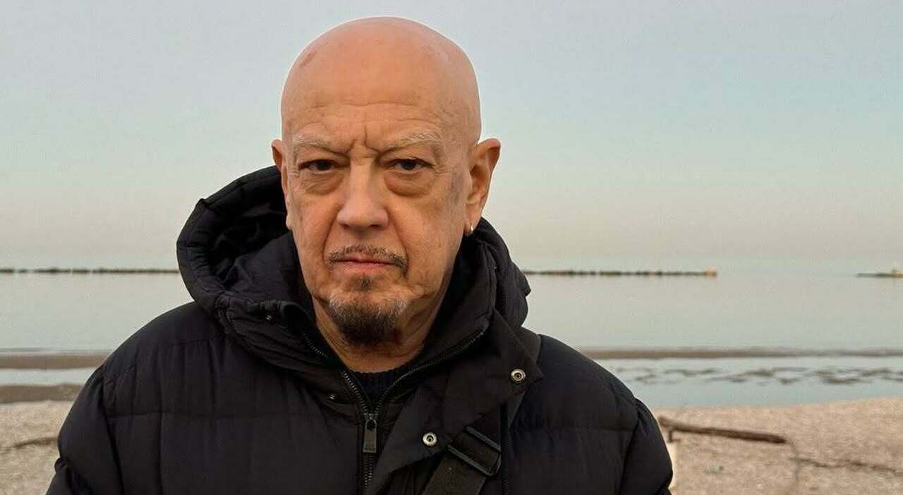 Enrico Ruggeri compie 68 anni, dagli esordi a Sanremo a Covid e mascherine, al rapporto col papà: «Era un uomo disturbato» Enrico Ruggeri compie 68 anni, dagli esordi a Sanremo a Covid e mascherine, al rapporto col papà: «Era un uomo disturbato»