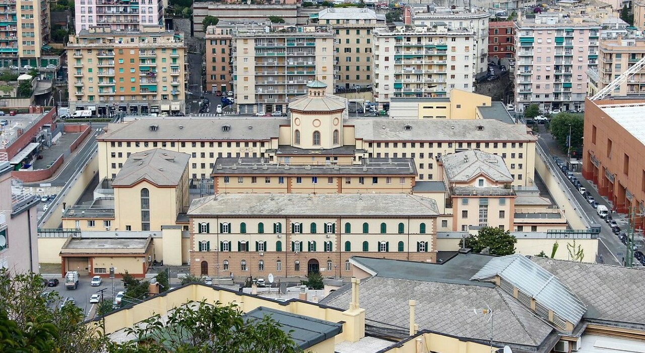 Genova, rivolta nel carcere di Marassi: decine di detenuti fuori dalle celle, ferito un agente