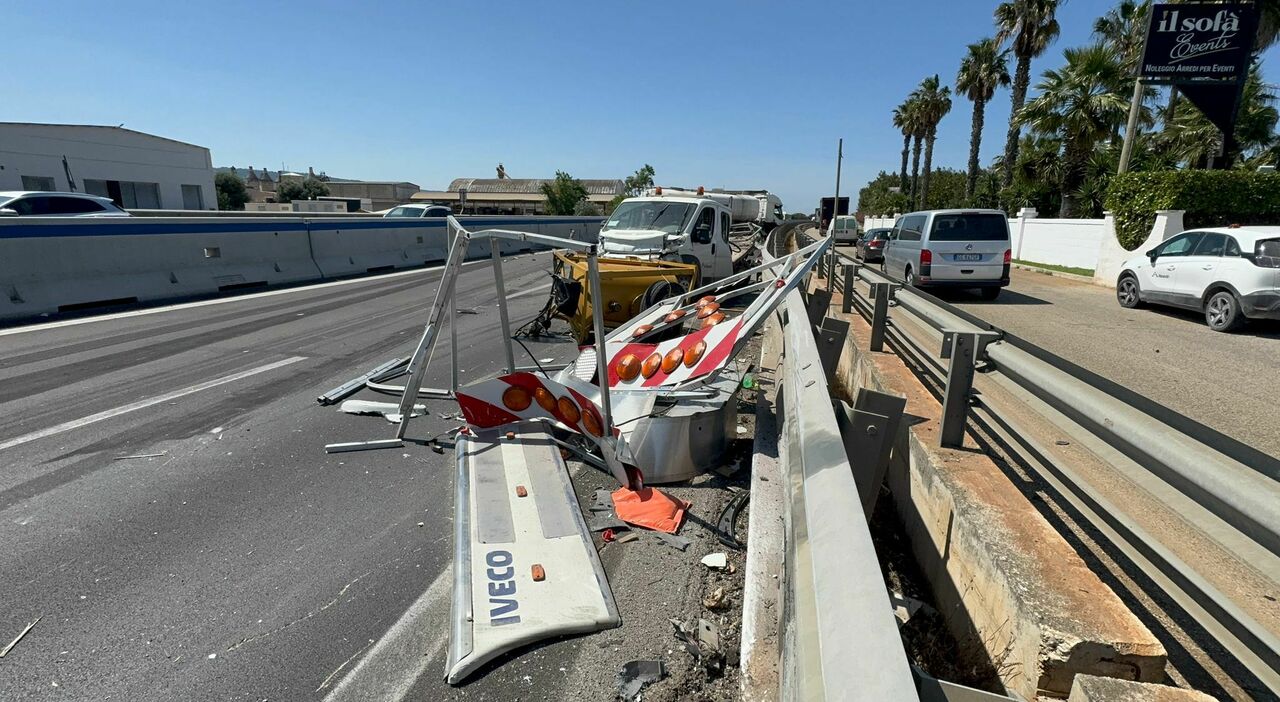 tir investe un furgone sul cantiere stradale dell anas ferito un operaio