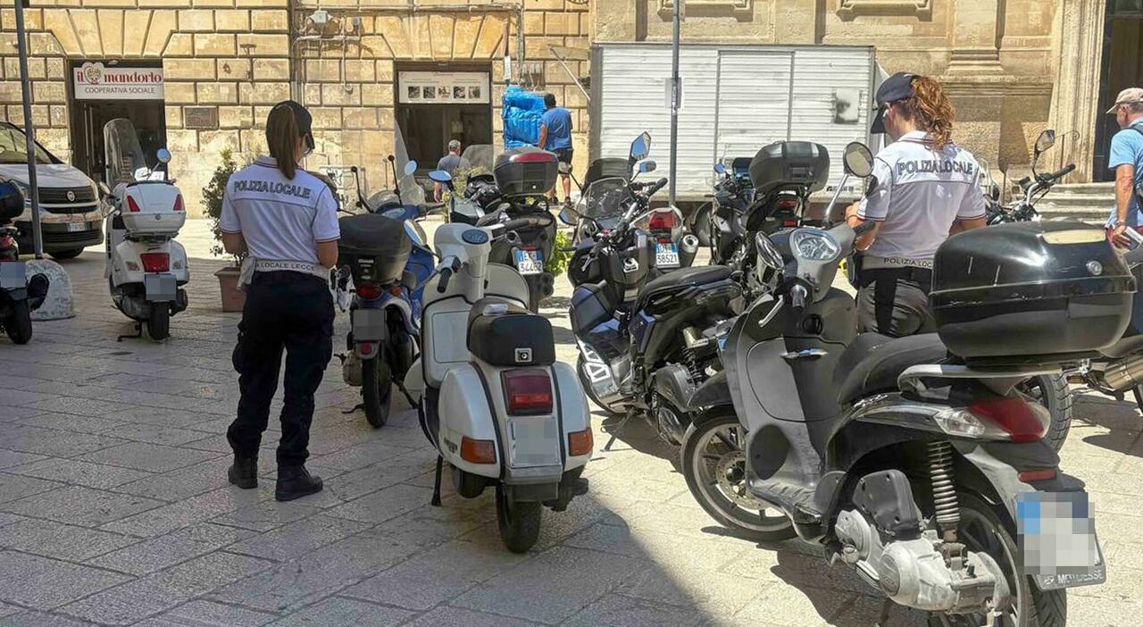lecce multe a scooter e moto piazzetta castromediano invasa