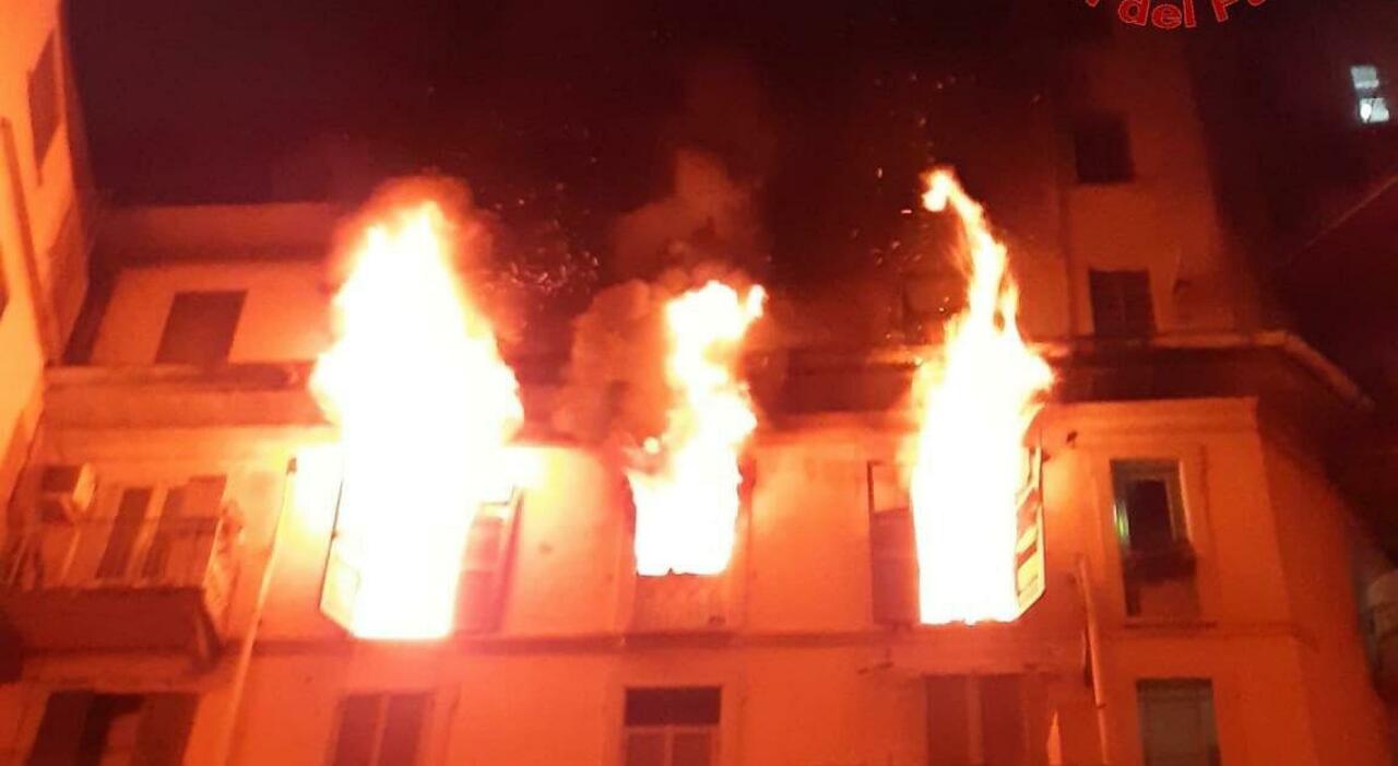 Milano, incendio in un appartamento: donna si lancia dal quarto piano e muore. I vicini: «Aveva litigato con il marito». L