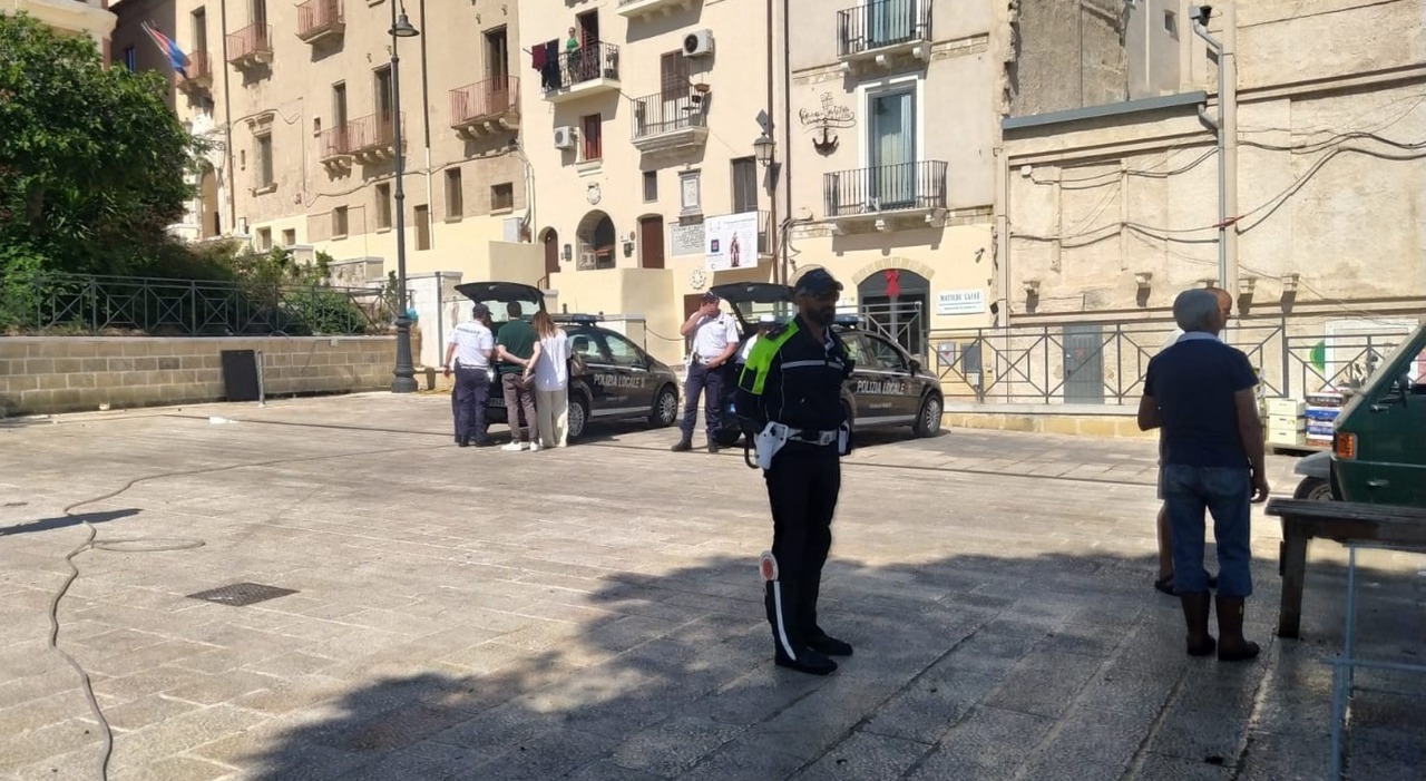 blitz delle forze dell ordine smantellato il mercato del pesce