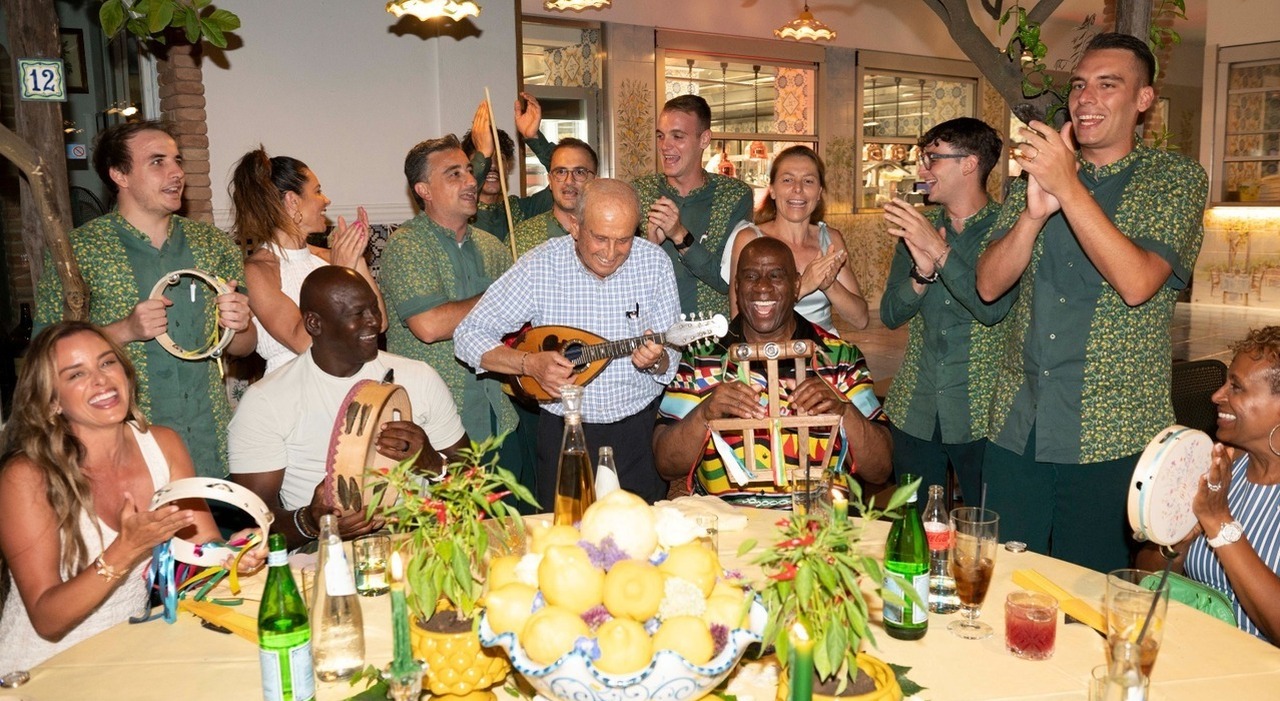 Capri, da Paolino la cena da sogno sotto la limonaia e il pieno di star: da Magic Johnson a Bocelli e Ferragni, quando il vicino di tavolo è un vip Capri, da Paolino la cena da sogno sotto la limonaia e il pieno di star: da Magic Johnson a Bocelli e Ferragni, quando il vicino di tavolo è un vip