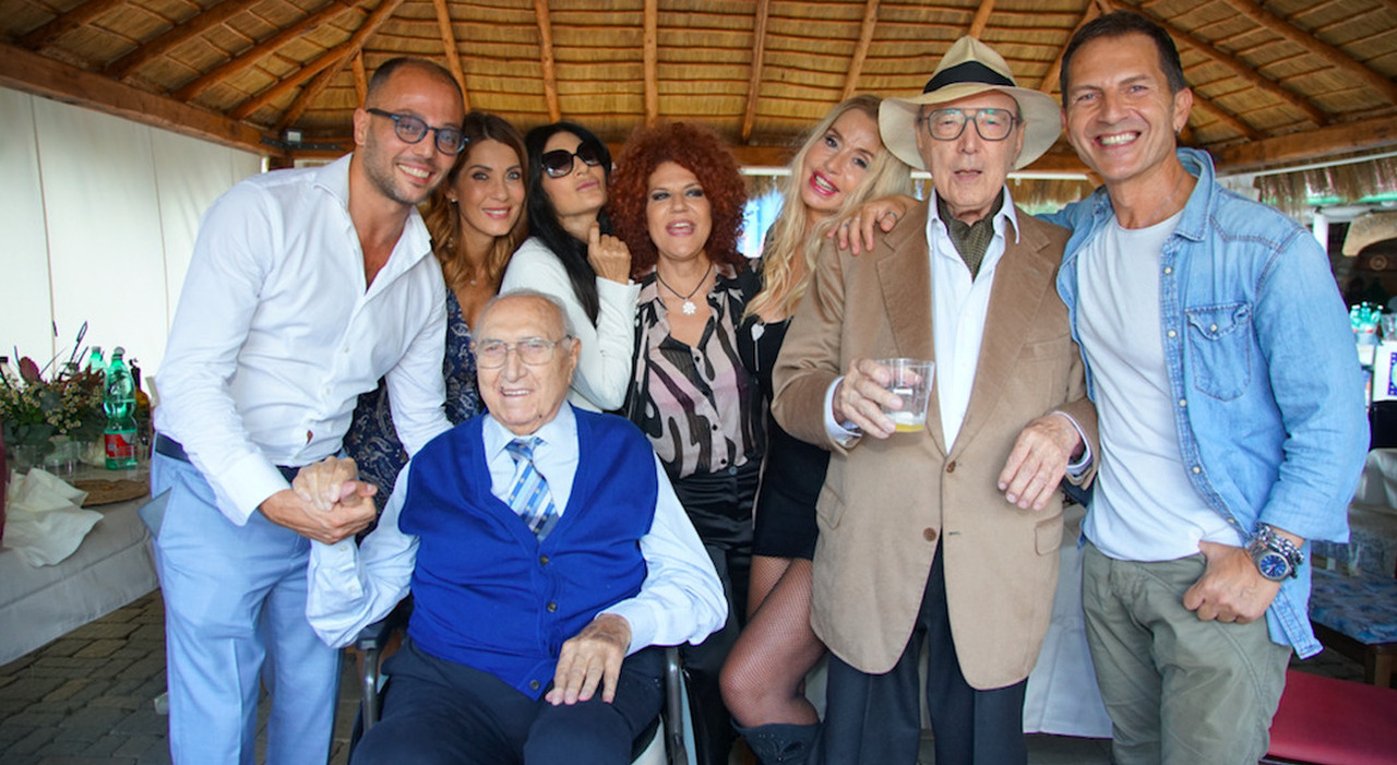 Pippo Baudo, il compleanno speciale: le foto in carrozzina, l Pippo Baudo, il compleanno speciale: le foto in carrozzina, l