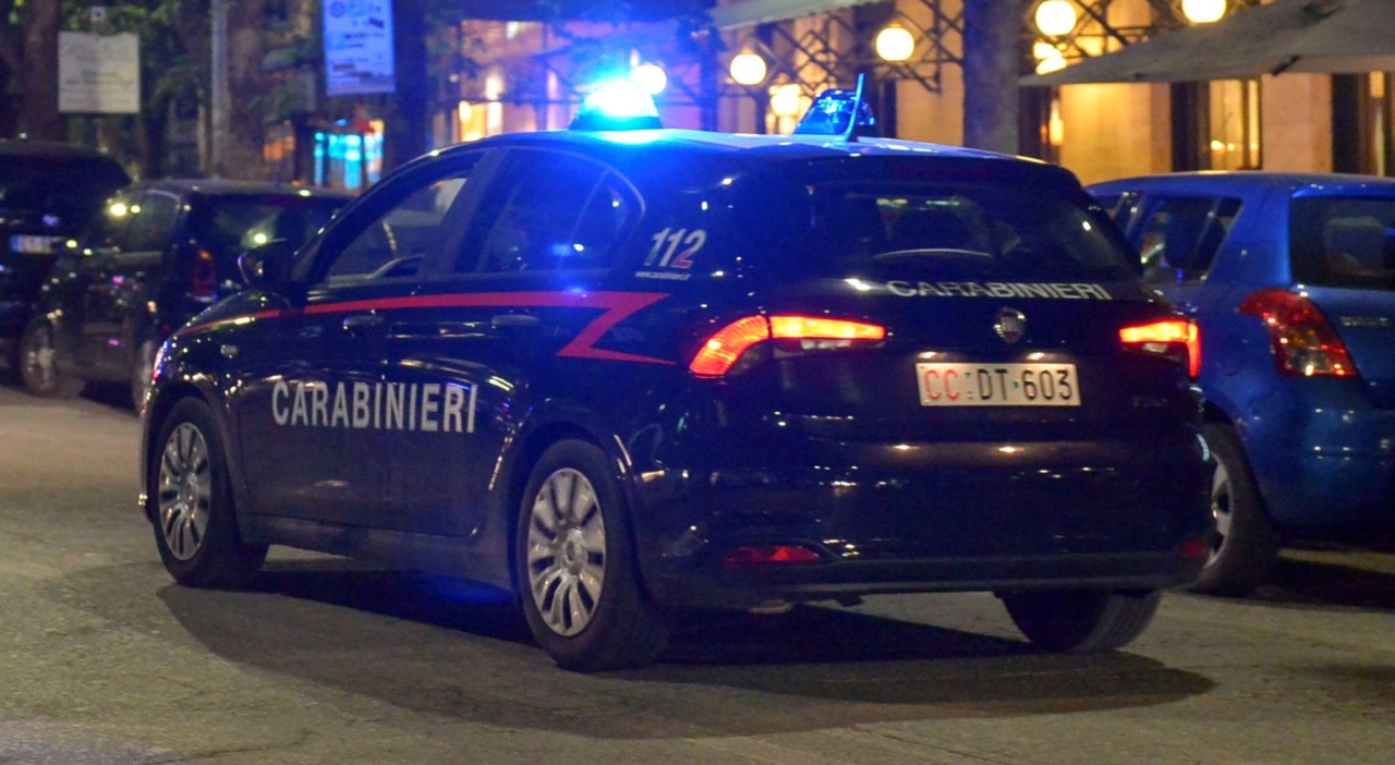 Uccide la moglie con un colpo di pistola e poi si spara, omicidio suicidio in casa nel Bergamasco Uccide la moglie con un colpo di pistola e poi si spara, omicidio suicidio in casa nel Bergamasco