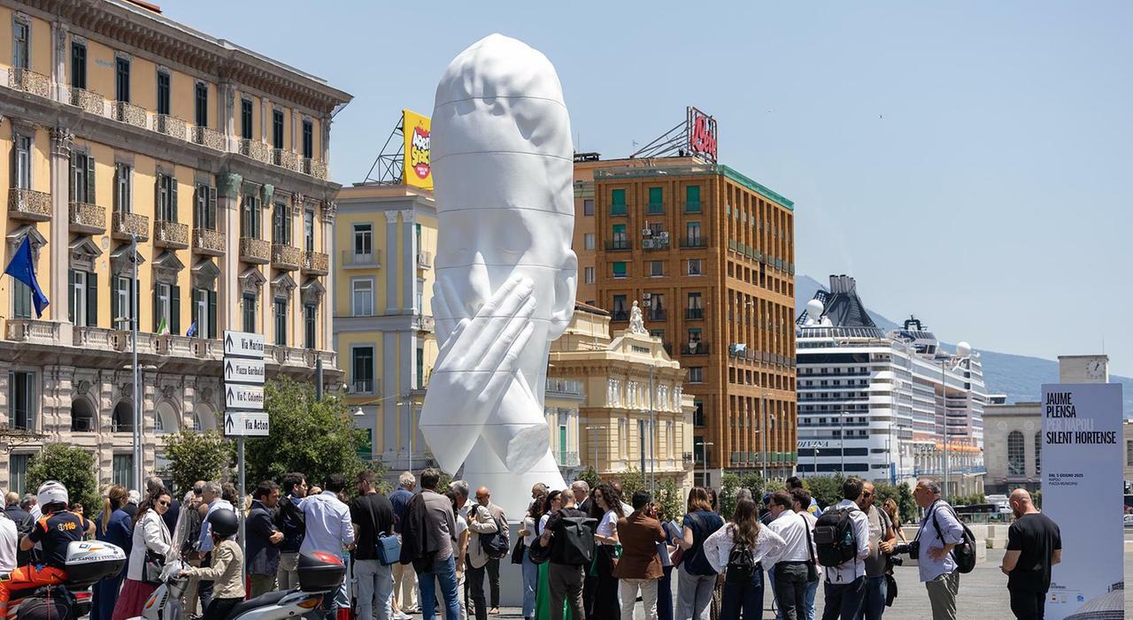 Napoli, nuova statua a Piazza Municipio, divide la scultura sul silenzio. Ironia e veleni sui social Napoli, nuova statua a Piazza Municipio, divide la scultura sul silenzio. Ironia e veleni sui social