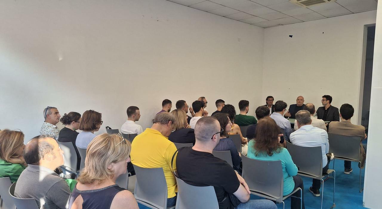 Lecce, tra facce scure e preoccupazione debutta la scuola politica di "Con" Lecce, tra facce scure e preoccupazione debutta la scuola politica di "Con"