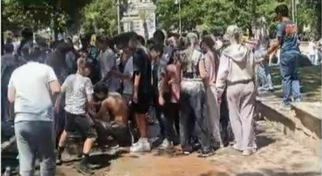 Scuola finita, da Chiaia al Vomero musica e gavettoni in strada: «Festeggiamo così» Scuola finita, da Chiaia al Vomero musica e gavettoni in strada: «Festeggiamo così»