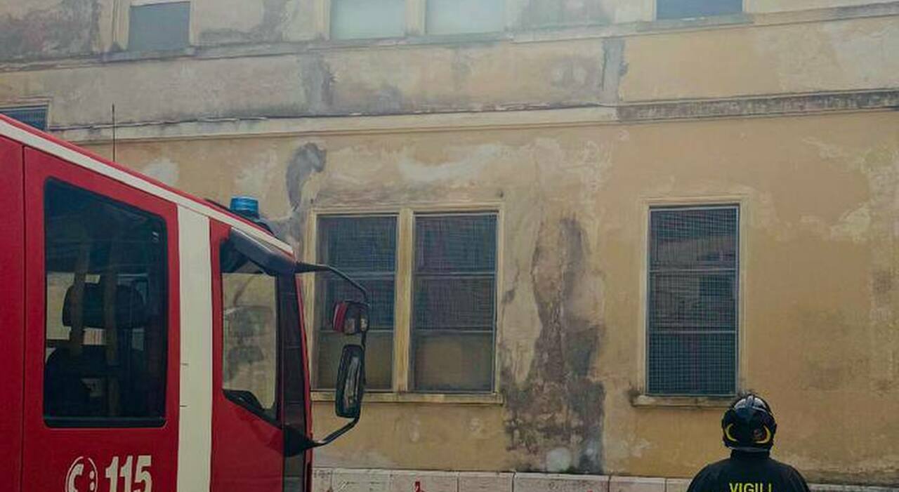 Incendio a scuola, evacuati prof e studenti: le fiamme partite dal bagno riservato agli studenti maschi del secondo piano Incendio a scuola, evacuati prof e studenti: le fiamme partite dal bagno riservato agli studenti maschi del secondo piano