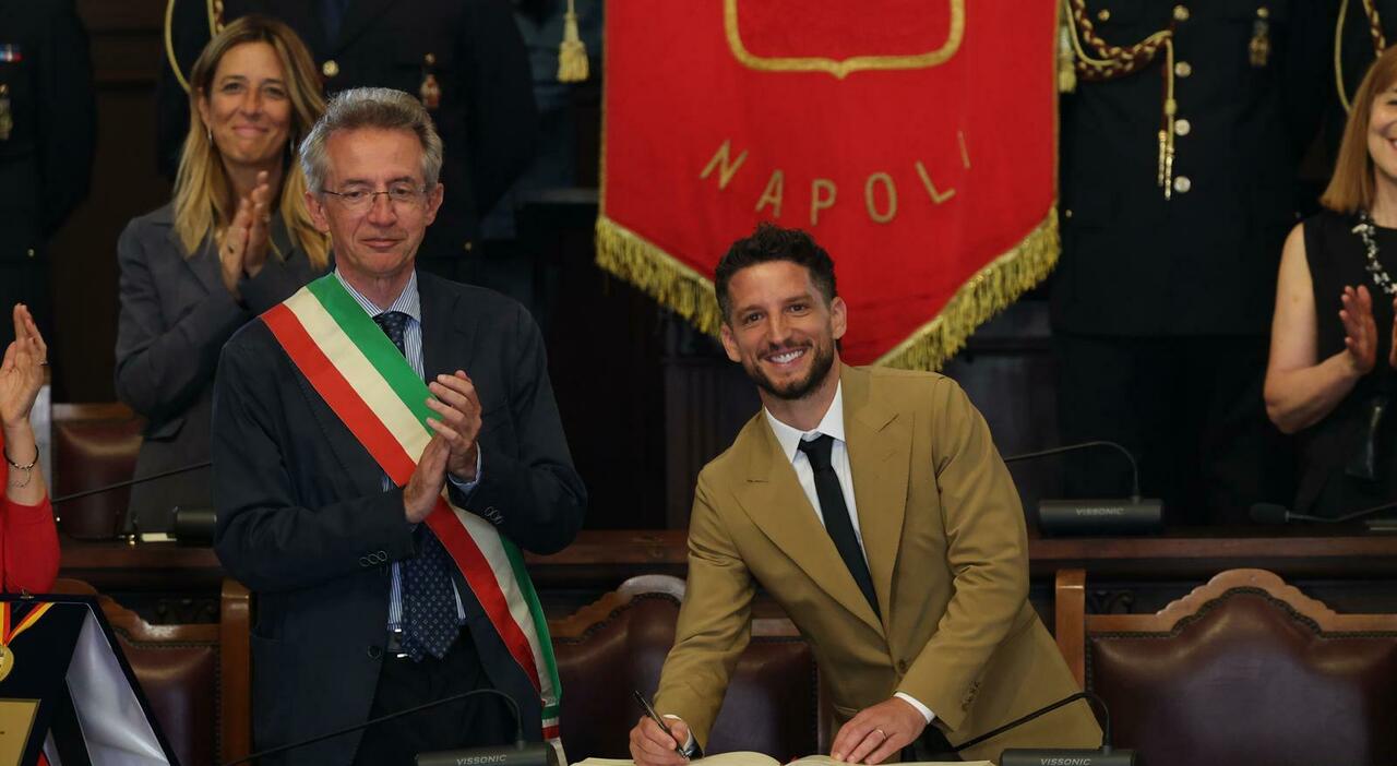 Mertens è cittadino onorario di Napoli, il calciatore in lacrime: «Innamorato di questa città»