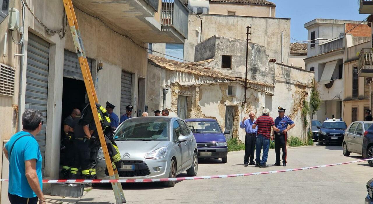 Francesco Campagna e Mary Bonanno, marito e moglie trovati morti in casa: lei senza vita sulle scale, lui impiccato. Ipotesi omicidio suicidio Francesco Campagna e Mary Bonanno, marito e moglie trovati morti in casa: lei senza vita sulle scale, lui impiccato. Ipotesi omicidio suicidio