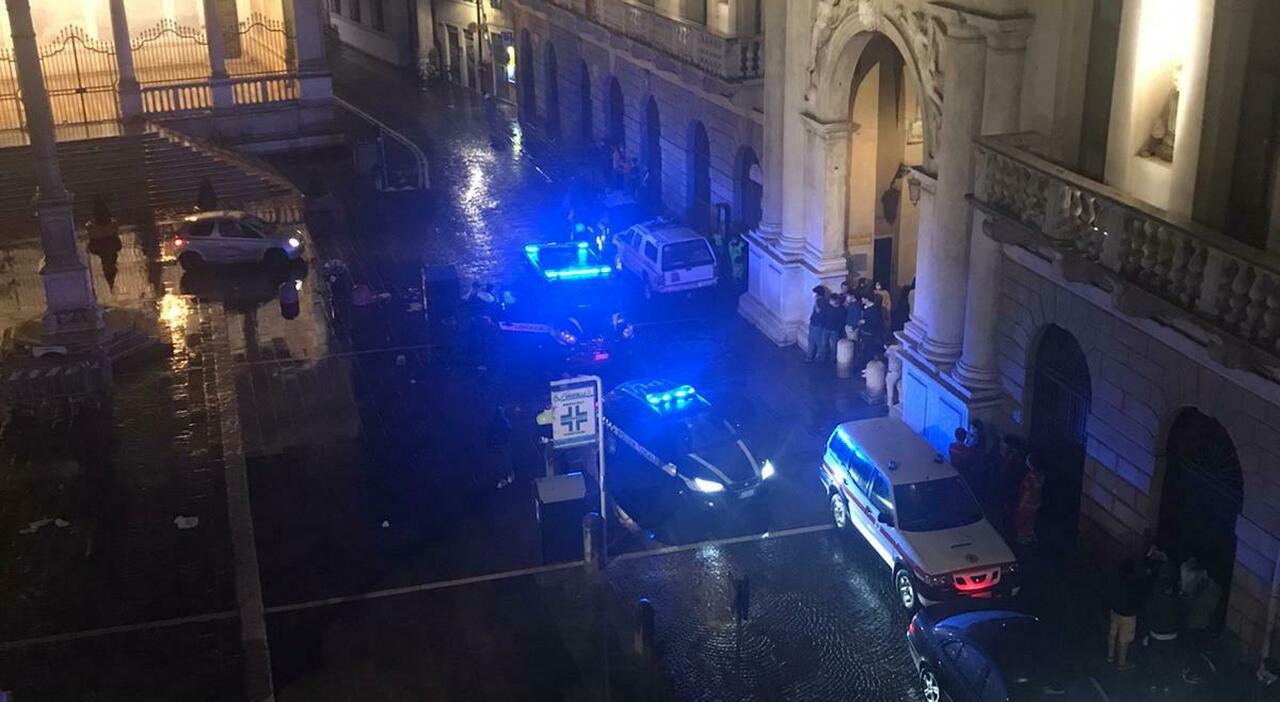 Preso a pugni durante una serata in piazza dei Signori, 21enne finisce in ospedale e riconosce l Preso a pugni durante una serata in piazza dei Signori, 21enne finisce in ospedale e riconosce l