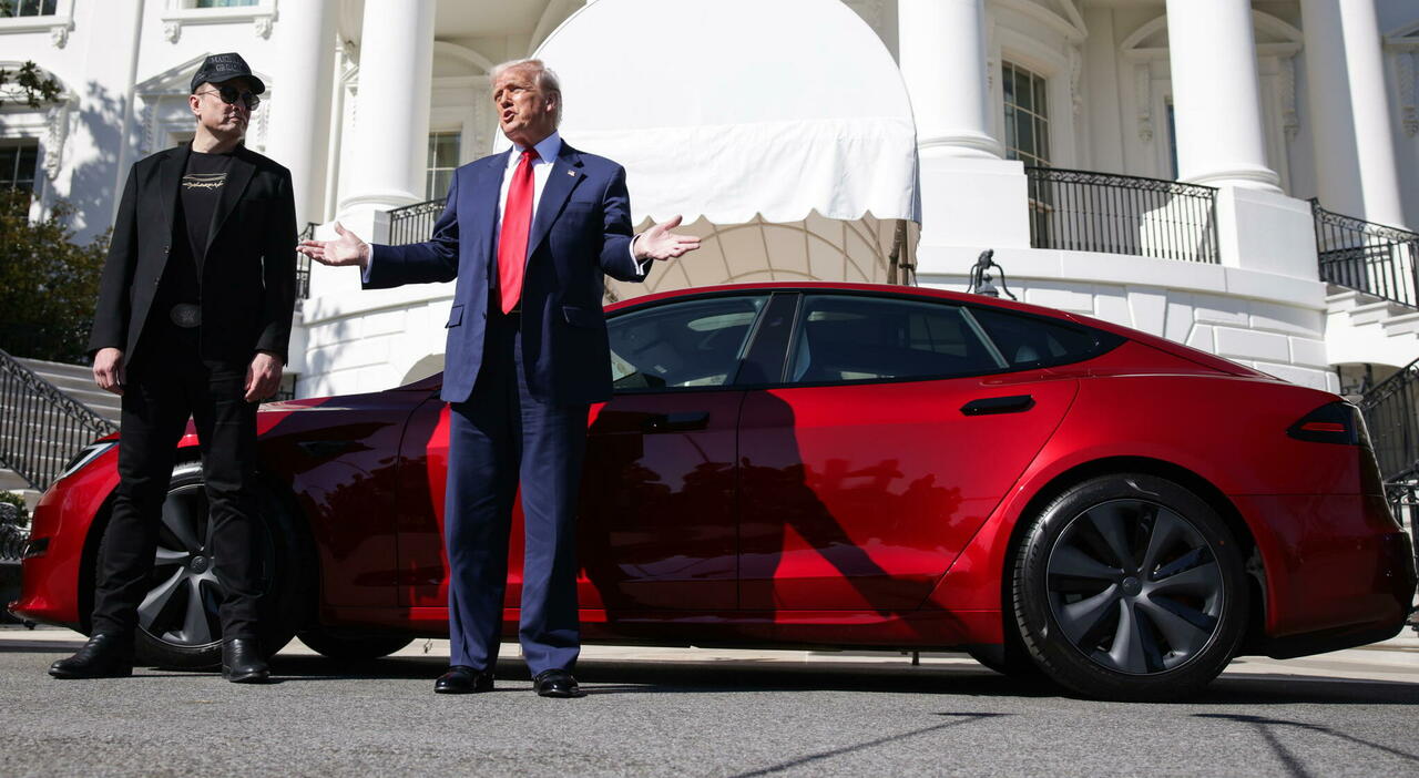la Tesla di Trump alla Casa Bianca dopo averla appena acquistata. Nella foto insieme ad Elon Musk