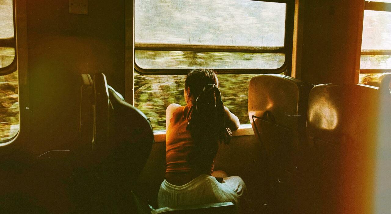 «Ero in viaggio in treno col mio fidanzato che dormiva: così ho conosciuto il mio futuro marito» «Ero in viaggio in treno col mio fidanzato che dormiva: così ho conosciuto il mio futuro marito»