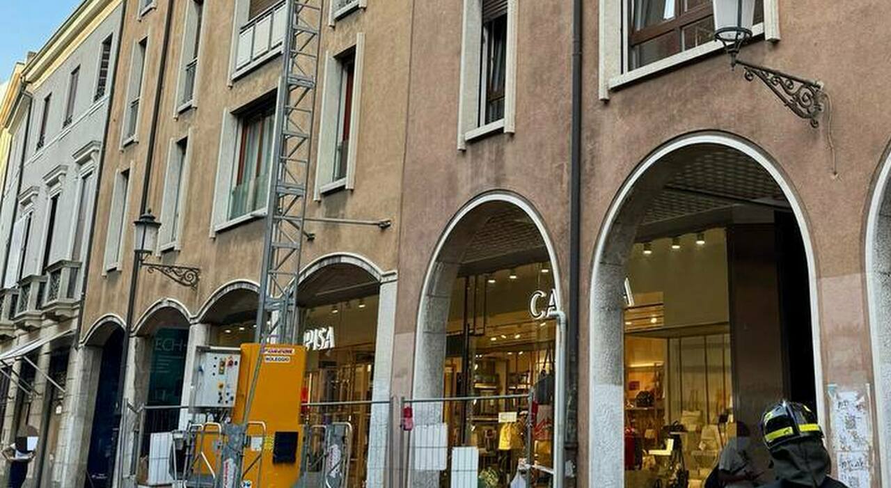 Asse di legno cade da un cantiere in via Roma e colpisce un passante: il ferito è stato stabilizzato dal Suem 118 e trasferito in ospedale Asse di legno cade da un cantiere in via Roma e colpisce un passante: il ferito è stato stabilizzato dal Suem 118 e trasferito in ospedale