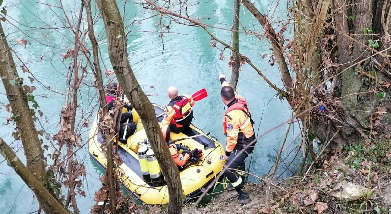 Annega nel fiume a 33 anni: si tuffa dalla sponda e sparisce davanti agli occhi degli amici Annega nel fiume a 33 anni: si tuffa dalla sponda e sparisce davanti agli occhi degli amici