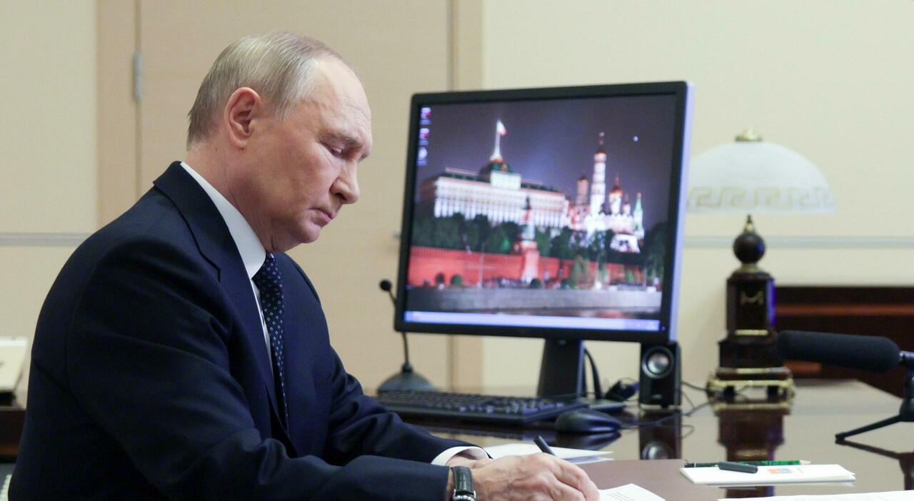 Putin, la strategia del "tritacarne": mille soldati russi morti al giorno in Ucraina. Ma l Putin, la strategia del "tritacarne": mille soldati russi morti al giorno in Ucraina. Ma l
