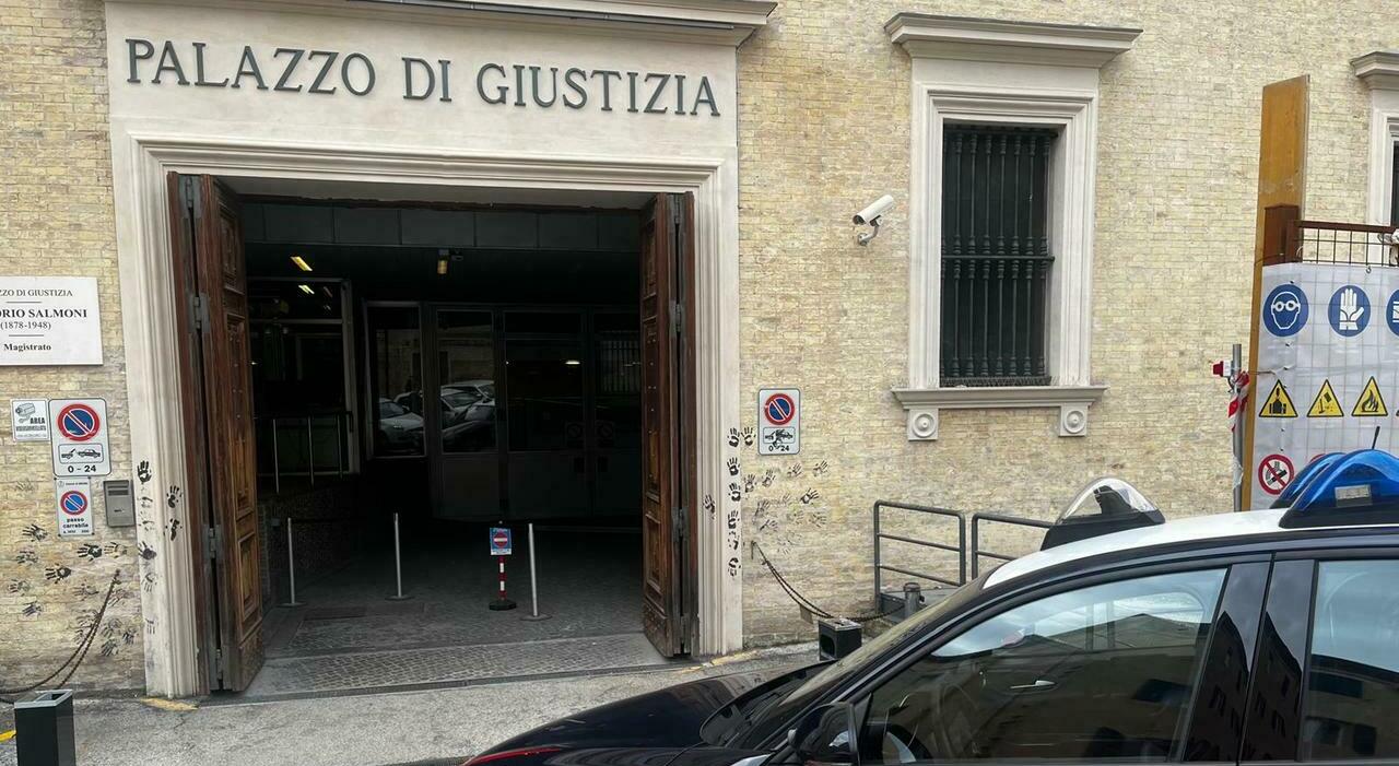 Fabriano, ragazzo di 17 anni drogato e stuprato in un ristorante: «Avevo perso il cellulare e ho chiesto aiuto». La cocaina rosa nell Fabriano, ragazzo di 17 anni drogato e stuprato in un ristorante: «Avevo perso il cellulare e ho chiesto aiuto». La cocaina rosa nell