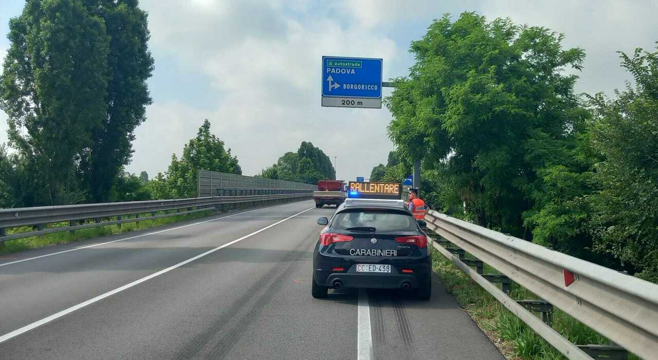 Sbalzato dall?auto finita contro il guardrail, muore a 20 anni travolto sulla strada da un altro veicolo Sbalzato dall?auto finita contro il guardrail, muore a 20 anni travolto sulla strada da un altro veicolo