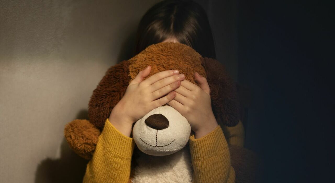Abusi e botte alla figlia di 5 anni, lo zio: «Ha chiesto come si disegna una spada per uccidere qualcuno, voleva difendersi dal papà» Abusi e botte alla figlia di 5 anni, lo zio: «Ha chiesto come si disegna una spada per uccidere qualcuno, voleva difendersi dal papà»