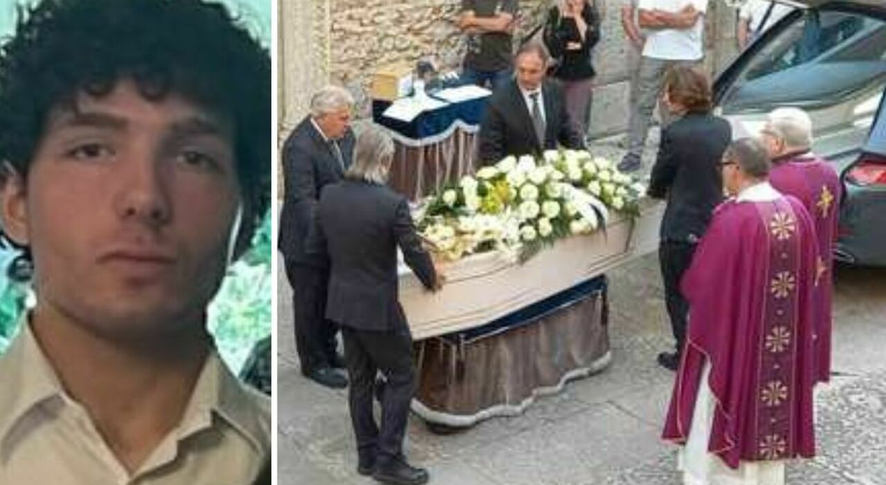 tommaso zamperoni chiesa gremita per l addio al 20enne che si è tolto la vita preoccupato per la bocciatura a scuola un anno fa la scomparsa del fratello edoardo