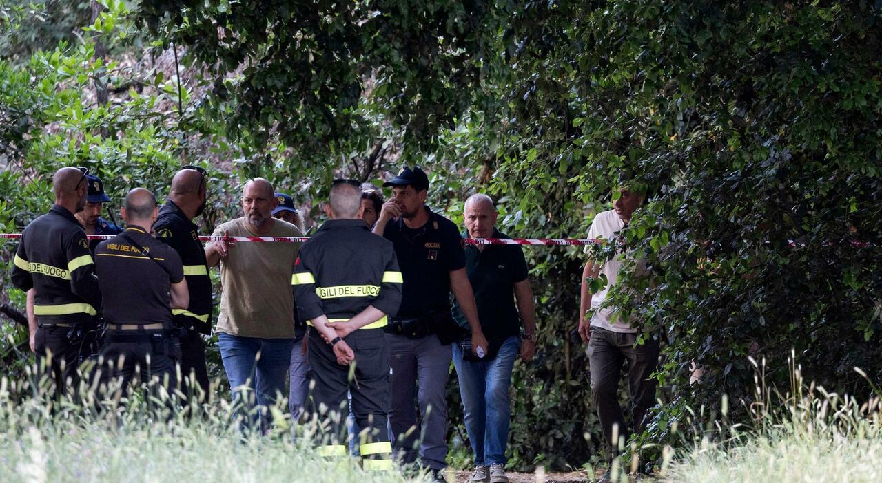 Roma, neonata di 5 mesi trovata morta a Villa Pamphilj: il corpicino tra i rovi. A centro metri una donna senza vita chiusa in un sacco Roma, neonata di 5 mesi trovata morta a Villa Pamphilj: il corpicino tra i rovi. A centro metri una donna senza vita chiusa in un sacco