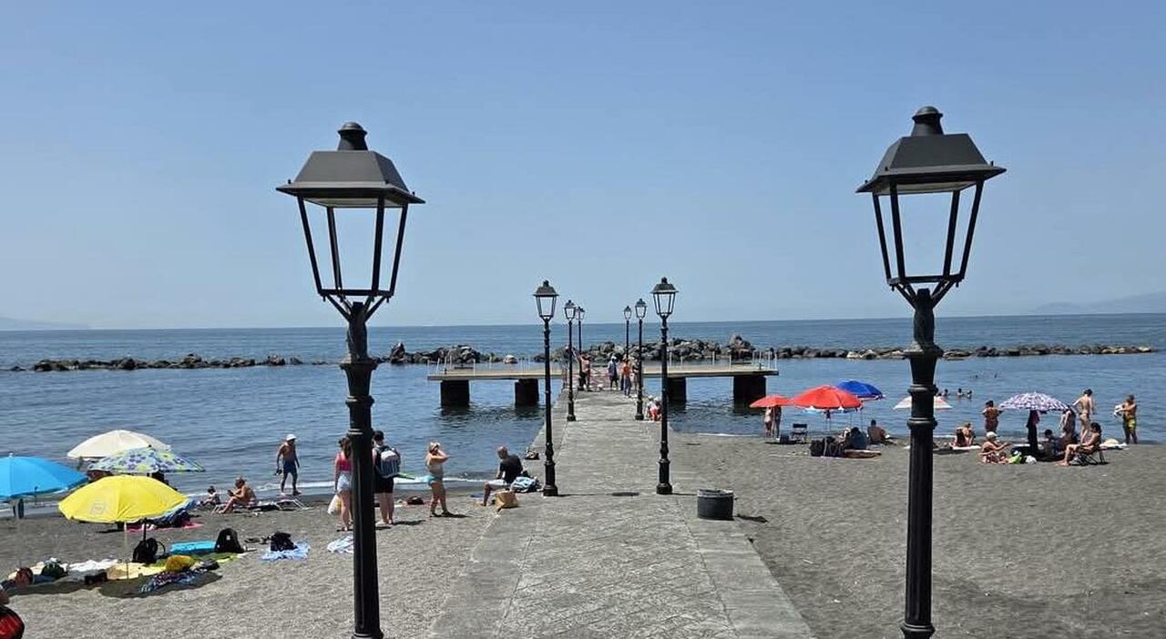 Estate 2025 a Napoli, la stagione è salva: a bando 5 concessioni per i lidi a Ercolano Estate 2025 a Napoli, la stagione è salva: a bando 5 concessioni per i lidi a Ercolano