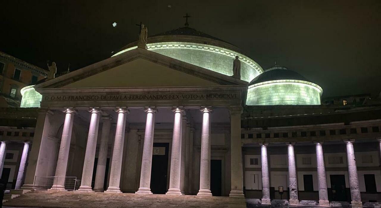 Napoli, svolta a Piazza del Plebiscito: ecco le nuove luci. «Svelata la bellezza» Napoli, svolta a Piazza del Plebiscito: ecco le nuove luci. «Svelata la bellezza»