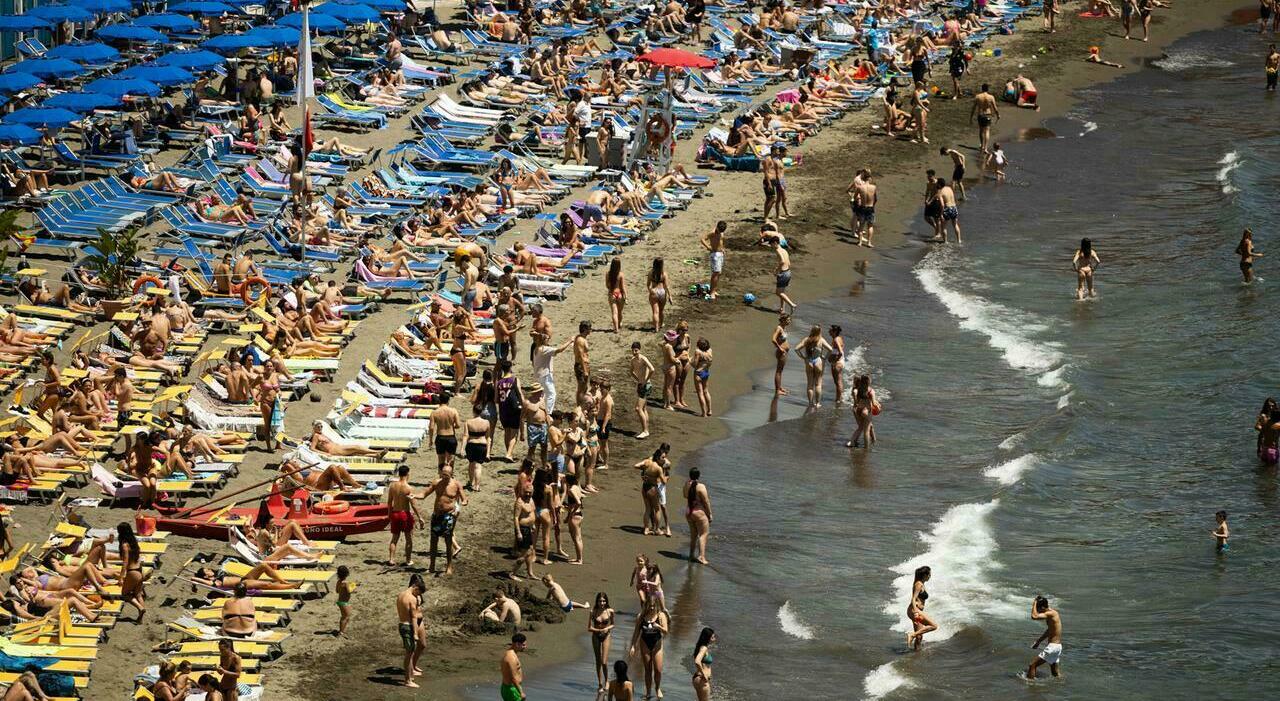 Ragazzo preso a coltellate in spiaggia, muore in ospedale: choc tra i bagnanti di Varcaturo e Castel Volturno Ragazzo preso a coltellate in spiaggia, muore in ospedale: choc tra i bagnanti di Varcaturo e Castel Volturno