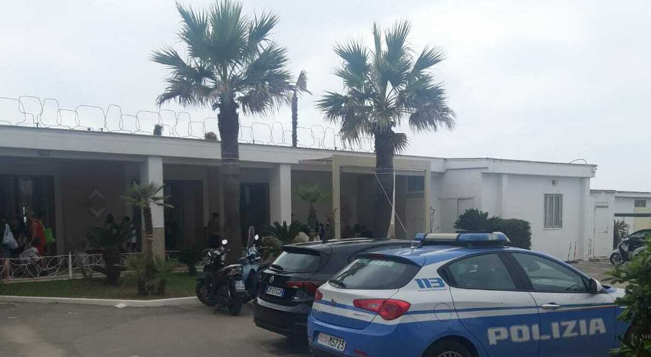Ragazzo preso a coltellate in spiaggia, muore in ospedale: choc tra i bagnanti di Varcaturo Ragazzo preso a coltellate in spiaggia, muore in ospedale: choc tra i bagnanti di Varcaturo