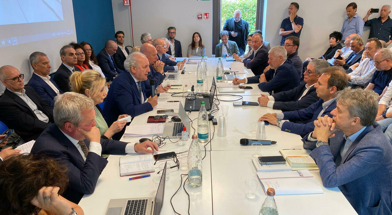 È stato firmato, dopo sei mesi di trattativa, all'Unione Industriali di Torino l'accordo per il nuovo contratto specifico di lavoro di Stellantis, Cnh, Iveco e Ferrari. Sono interessati più di 60.000 lavoratori.