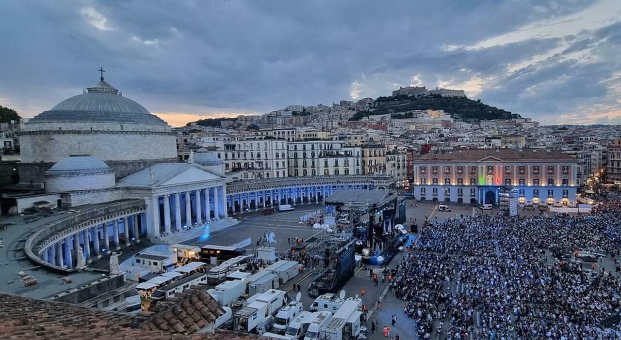 Estate a Napoli, boom turisti dall?estero: è il rinascimento della città Estate a Napoli, boom turisti dall?estero: è il rinascimento della città