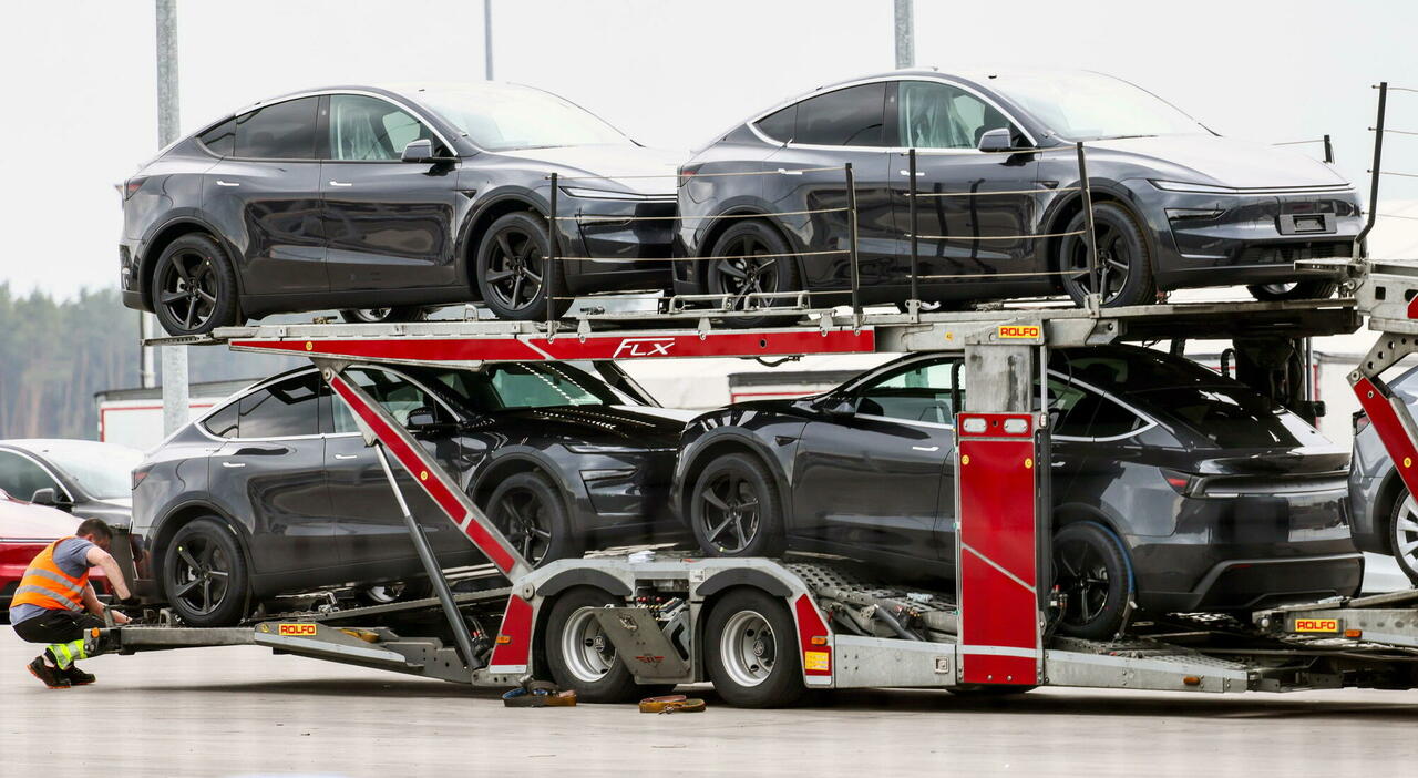 Una bisarca piena di Tesla in attesa di distribuzione