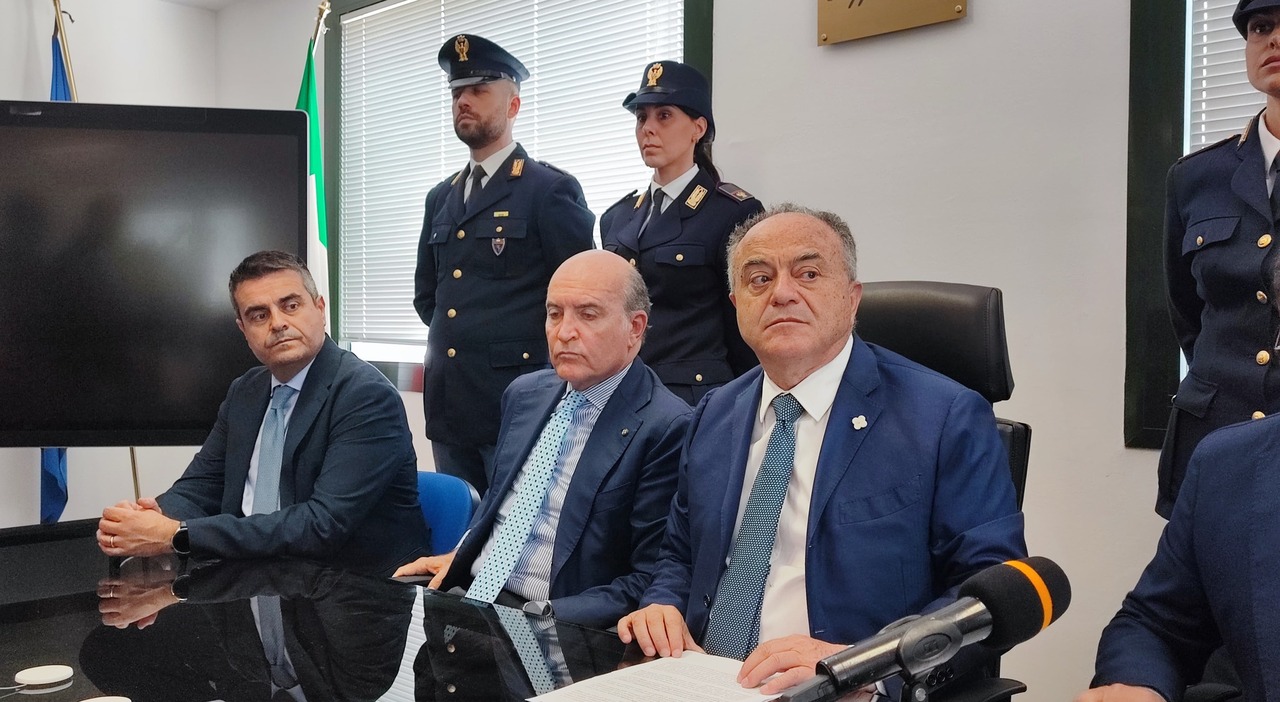 Immigrazione clandestina, blitz a Napoli. Coinvolti tre avvocati: «10mila euro per ogni ingresso in Italia» Immigrazione clandestina, blitz a Napoli. Coinvolti tre avvocati: «10mila euro per ogni ingresso in Italia»