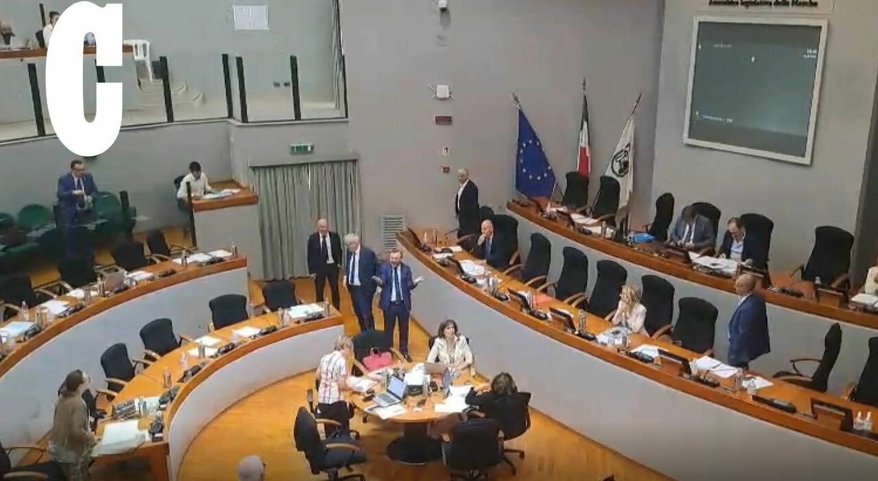 la battuta omofoba dell assessore scatena la bagarre tra aguzzi e carancini sospesa la seduta del consiglio regionale ecco cosa ha detto la replica provocato