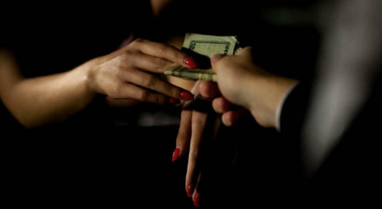 locale abusivo trasformato in casa d appuntamenti scoperto giro di prostituzione