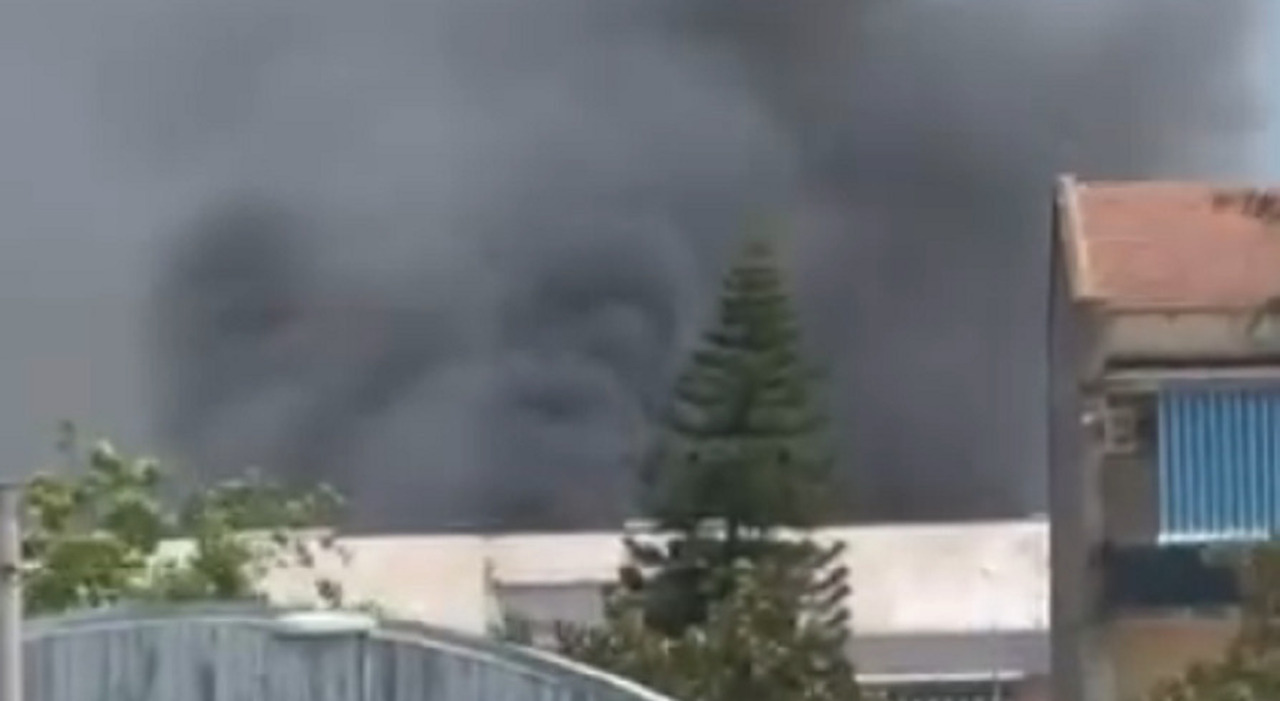 incendio in un deposito a sant egidio intervento di vigili del fuoco e carabinieri