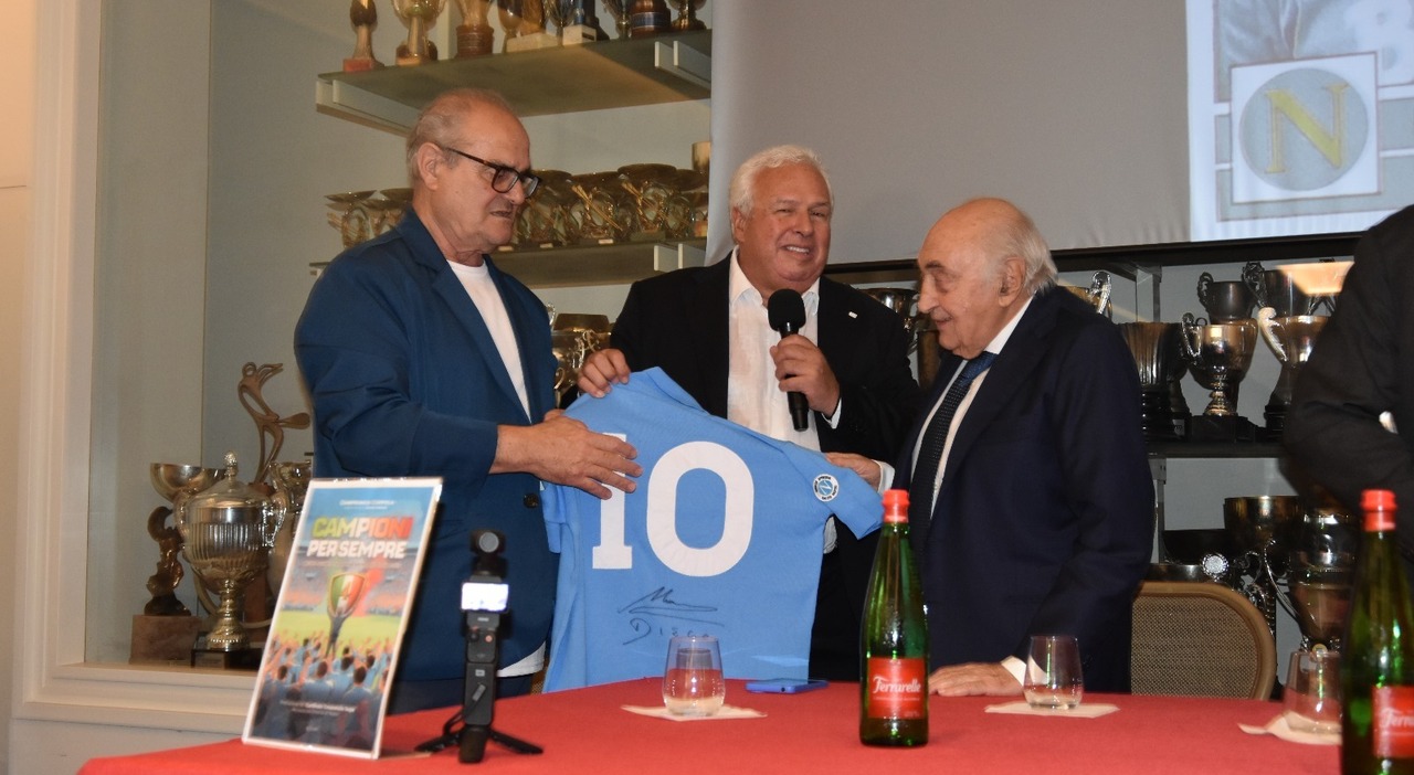 La maglia autografata di Diego Armando Maradona a Beppe Bruscolotti