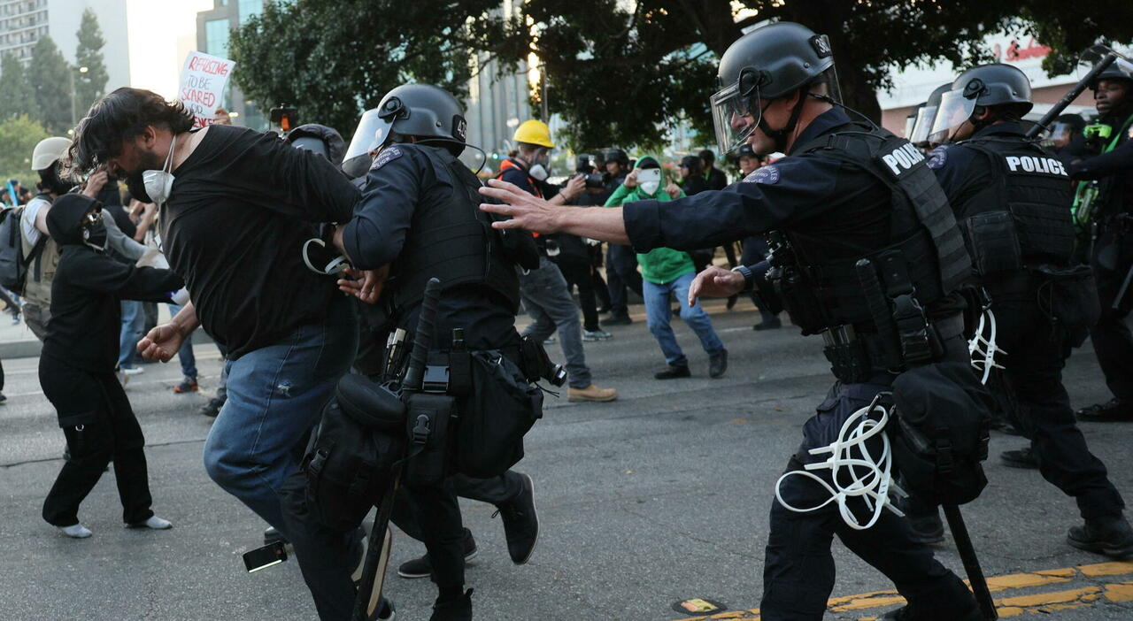 Trump: «Proteste in California? Manderò soldati ovunque ci saranno rivolte». Settecento Marines arrivati a Los Angeles
