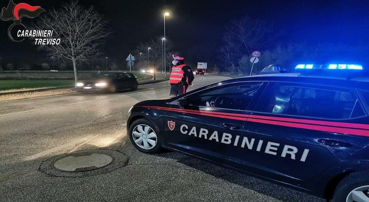 Saccheggia due scuole per rubare le monete dai distributori: preso il ladro clochard in bicicletta Saccheggia due scuole per rubare le monete dai distributori: preso il ladro clochard in bicicletta