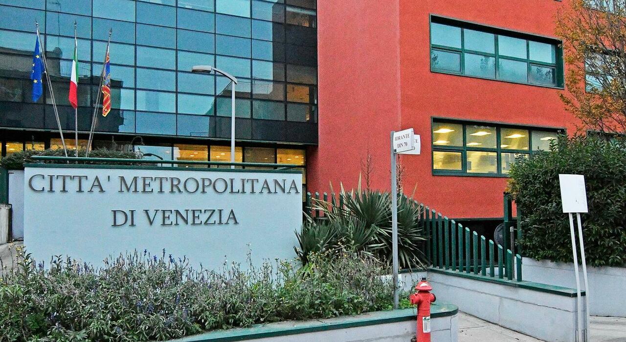 «Odori sgradevoli in ufficio, lavatevi». Il richiamo del dirigente ai dipendenti dopo le segnalazioni di protesta: vi ricordo che ci sono i servizi per rinfrescarsi