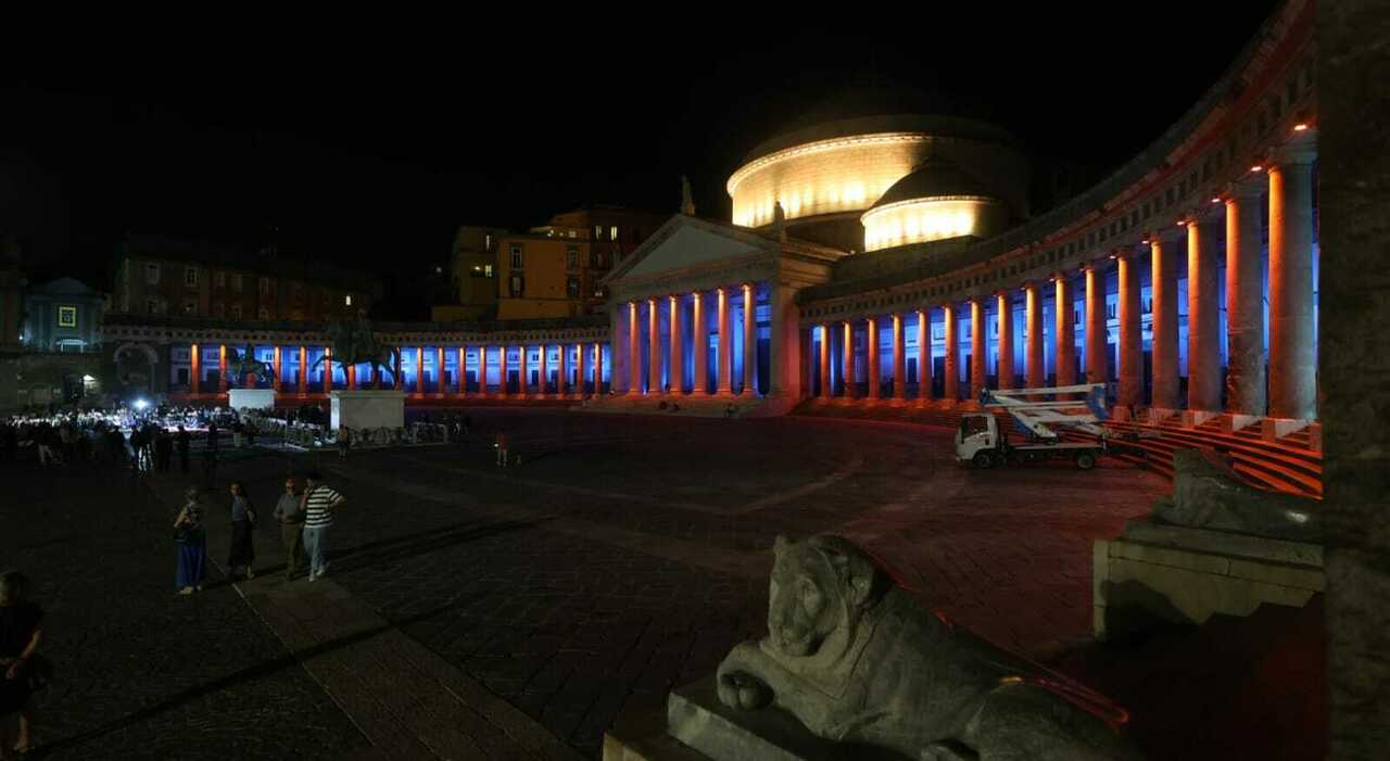 Napoli, si accendono le luci a piazza Plebiscito: è festa per i 2500 anni della città Napoli, si accendono le luci a piazza Plebiscito: è festa per i 2500 anni della città