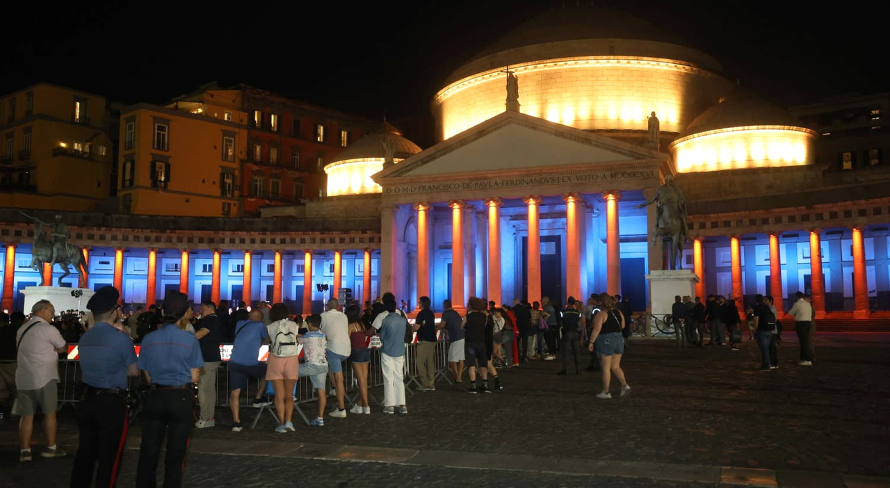Napoli, accese le nuove luci in piazza del Plebiscito: «Una svolta storica» Napoli, accese le nuove luci in piazza del Plebiscito: «Una svolta storica»