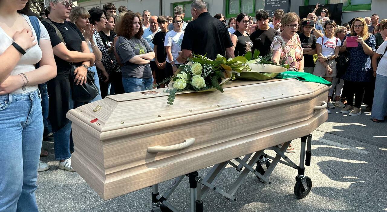 Palloncini bianchi e verdi e lacrime a Tolentino per l?addio a Gessica Vulpe, morta a 15 anni travolta da un furgone. Al funerale anche il 17enne rimasto ferito. L Palloncini bianchi e verdi e lacrime a Tolentino per l?addio a Gessica Vulpe, morta a 15 anni travolta da un furgone. Al funerale anche il 17enne rimasto ferito. L